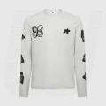 TACTICA LS Jersey x Safa Brian to limitowana koszulka ASSOS z lekkich i oddychających materiałów, stworzona z myślą o gravelu i jeździe miejskiej. Luźny krój i unikalna grafika inspirowana prędkością i podróżą.
