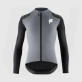 EQUIPE RS Spring Fall Jacket S11 to lekka i ciepła kurtka wyścigowa ASSOS na sezon przejściowy. ADAMANT i Sens Air Plus zapewniają izolację, oddychalność i komfort w agresywnej pozycji kolarskiej.