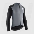 EQUIPE RS Spring Fall Jacket S11 to lekka i ciepła kurtka wyścigowa ASSOS na sezon przejściowy. ADAMANT i Sens Air Plus zapewniają izolację, oddychalność i komfort w agresywnej pozycji kolarskiej.
