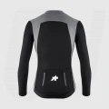 EQUIPE RS Spring Fall Jacket S11 to lekka i ciepła kurtka wyścigowa ASSOS na sezon przejściowy. ADAMANT i Sens Air Plus zapewniają izolację, oddychalność i komfort w agresywnej pozycji kolarskiej.