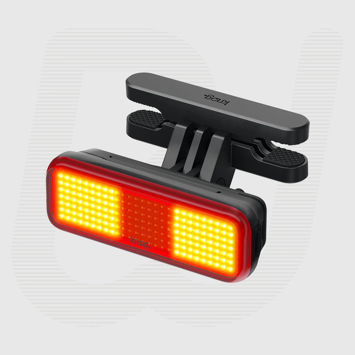 Blinder Link to tylna lampka rowerowa o mocy 100 lm, z montażem pod siodło lub na bagażnik. 8 trybów świecenia, do 50h pracy, IP67 i USB-C. Idealna do jazdy miejskiej i szosowej. Widoczność do 1 km.